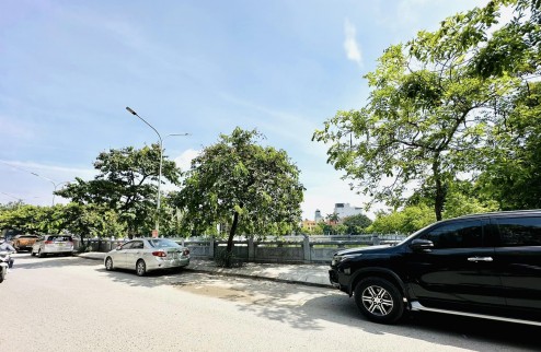 Bán nhà Phú Diễn - Cầu Diễn 42m2 x5T, gara ô tô, gần phố, giá cực hiếm trong khu vực